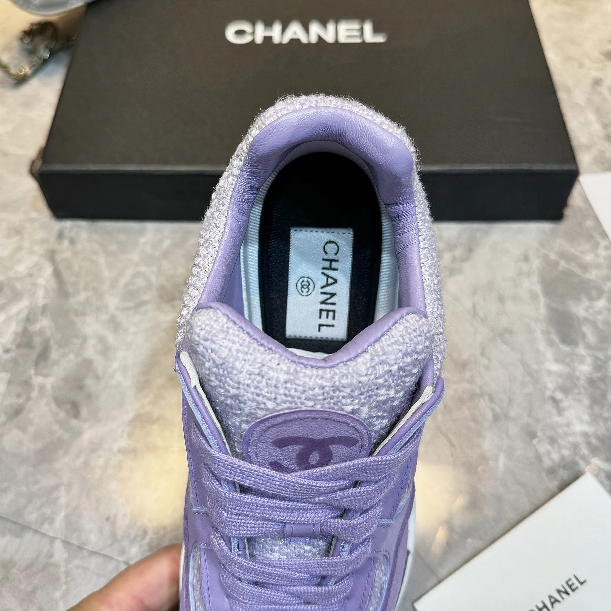 Men's shoes pP700! Chanel Chanel - 2024 counter top casual sneakers This classic design; the upper is embroidered with various techniques; the outsole is fashionable and sporty; the outsole is stylish and sporty; it incorporates a variety of color matching elements... The diversified mix and match is very good-looking and versatile, casual, fashionable, sports, and outdoor can be taken into account... ꫛꫀꪝ Go➫ Material: ❶Upper made of: original imported high silk cowhide suede + small fragrance fabric ❷Inner use: Original imported breathable sheepskin lining ❸ Outsole based on: Original TPU combination outsole Special counter boutique packaging complete set Women 35–41 Men 38-45